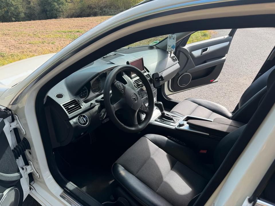 Mercedes Benz C 220 2010 — interior