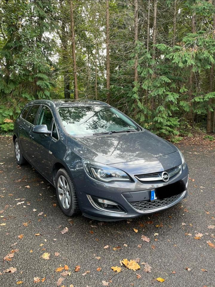 Opel Astra 2014 — rear view