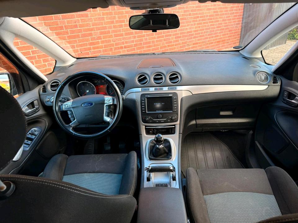 Ford S-Max 2011 — photo 11