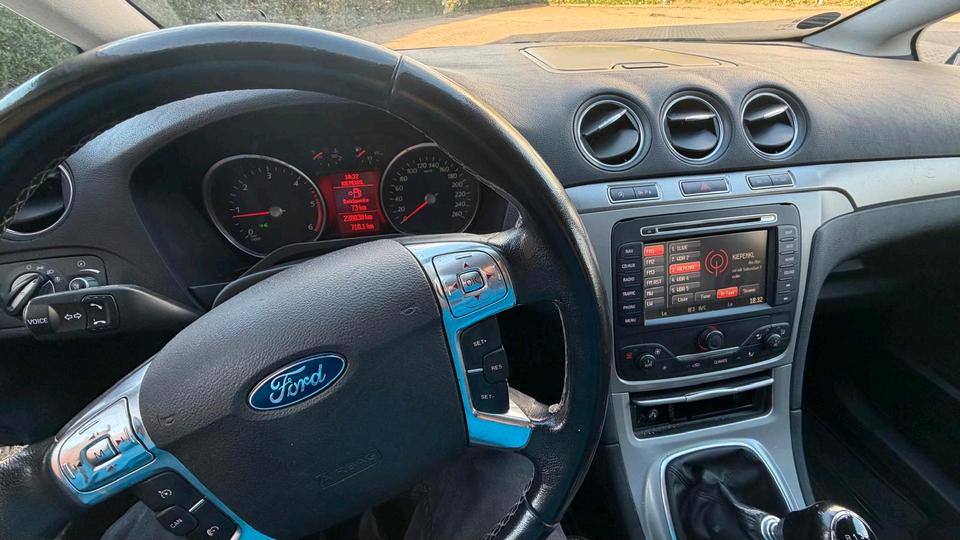 Ford S-Max 2011 — photo 13