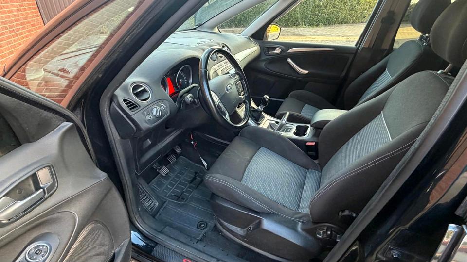 Ford S-Max 2011 — photo 18