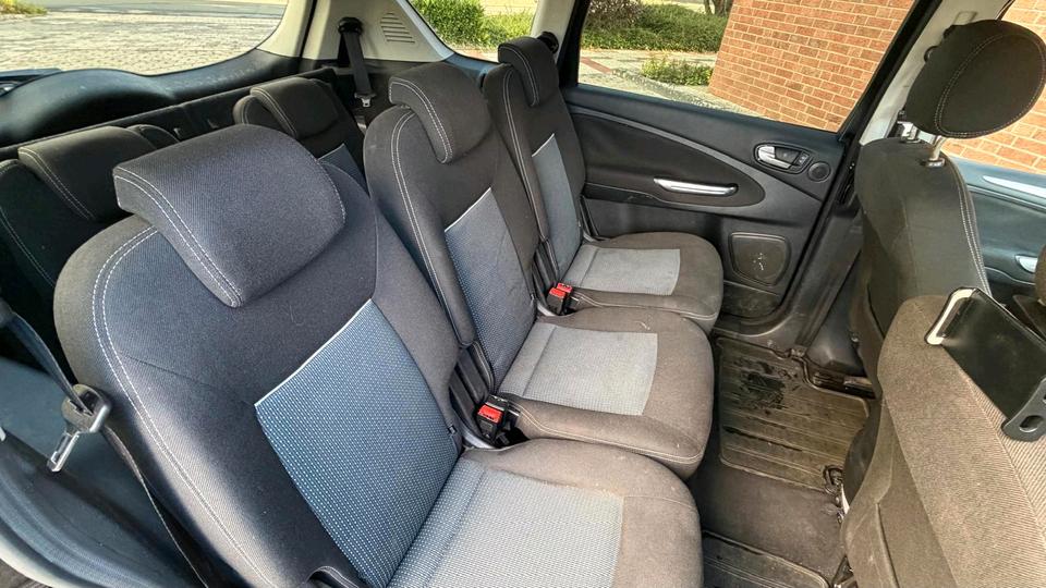 Ford S-Max 2011 — photo 9