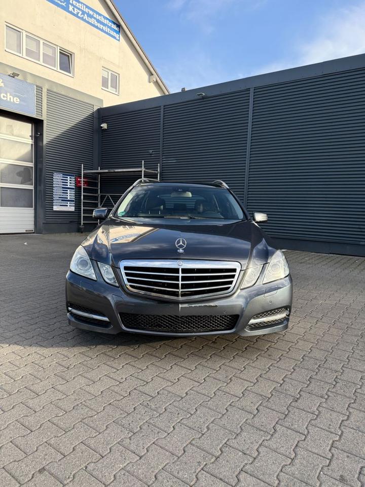 Mercedes Benz E 200 2011 — вигляд ззаду