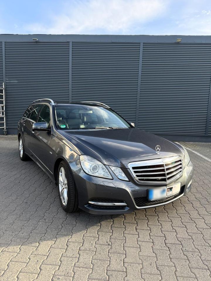 Mercedes Benz E 200 2011 — салон