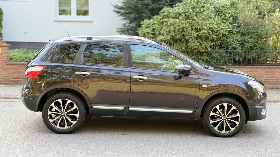 Nissan Qashqai 2012 — rear view