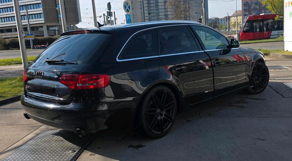 Audi A4 2009 — салон