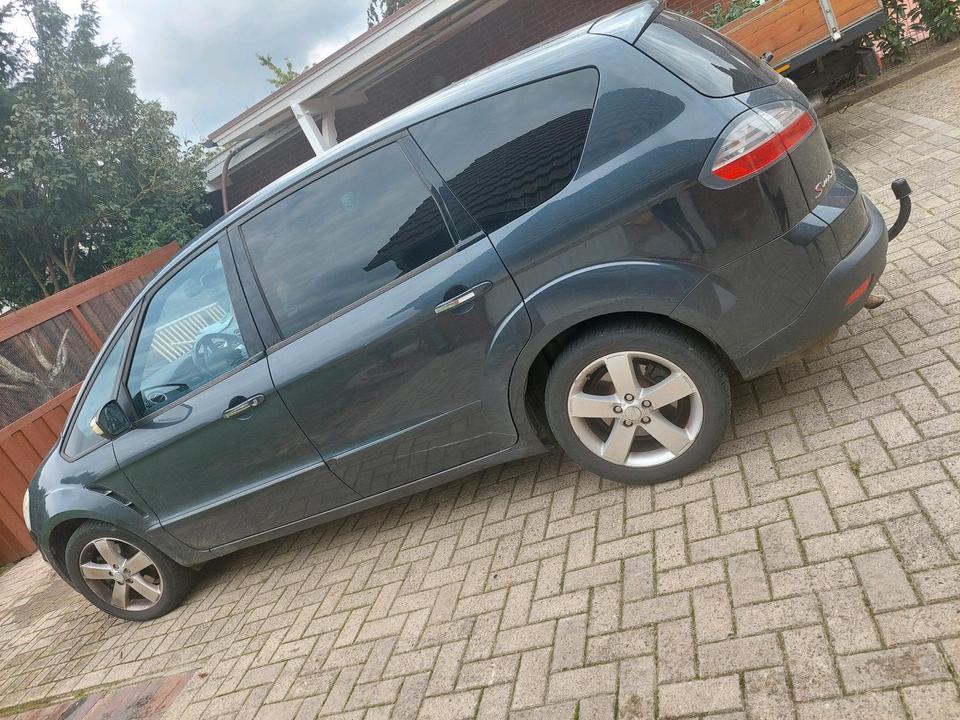 Ford S-Max 2008 — rear view