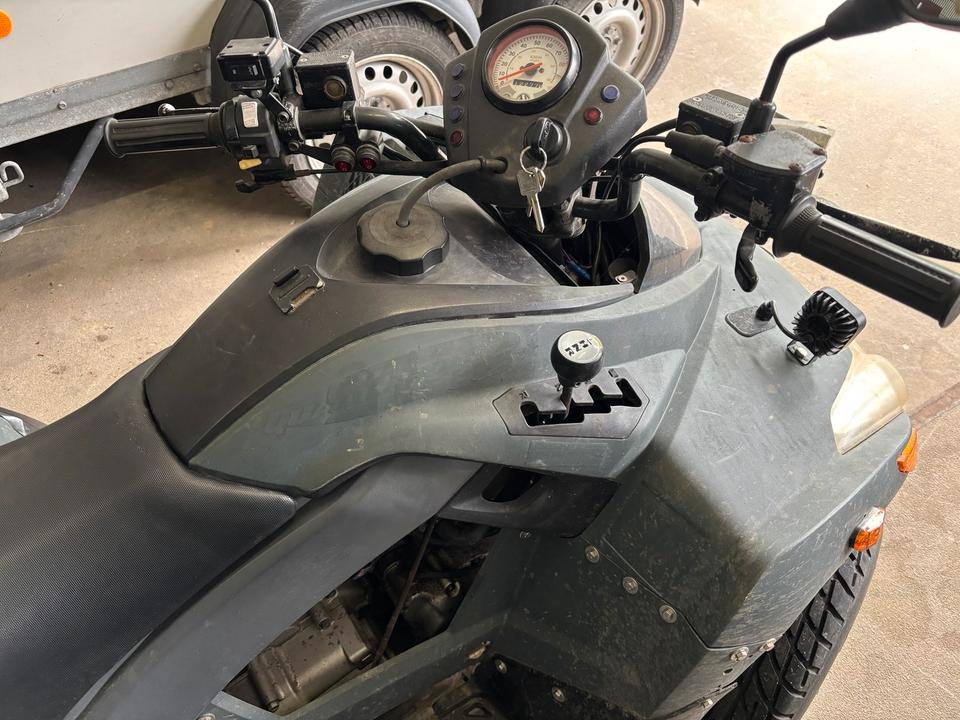 Weitere Motorräder Quad SYM 300 mit Seilwinde 2008 — interior