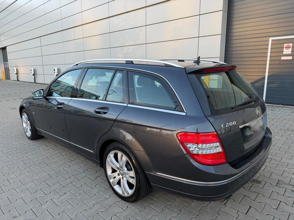 Mercedes Benz C 200 2010 — interior