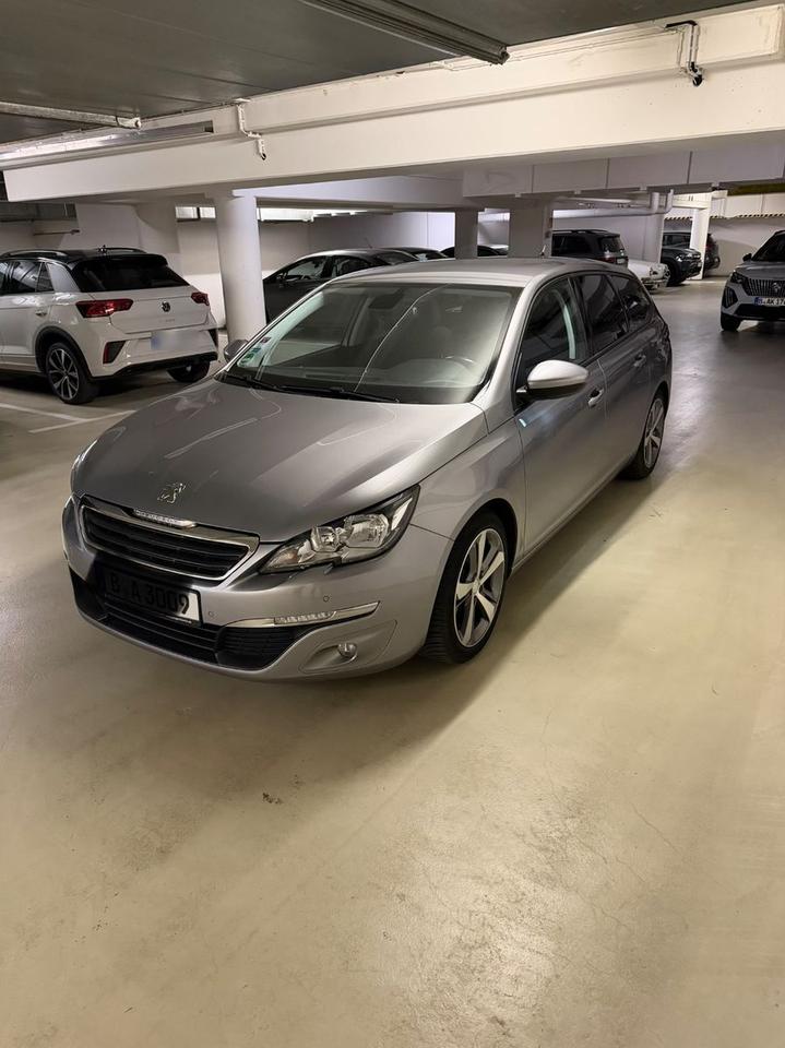 Peugeot 308 2014 — rear view
