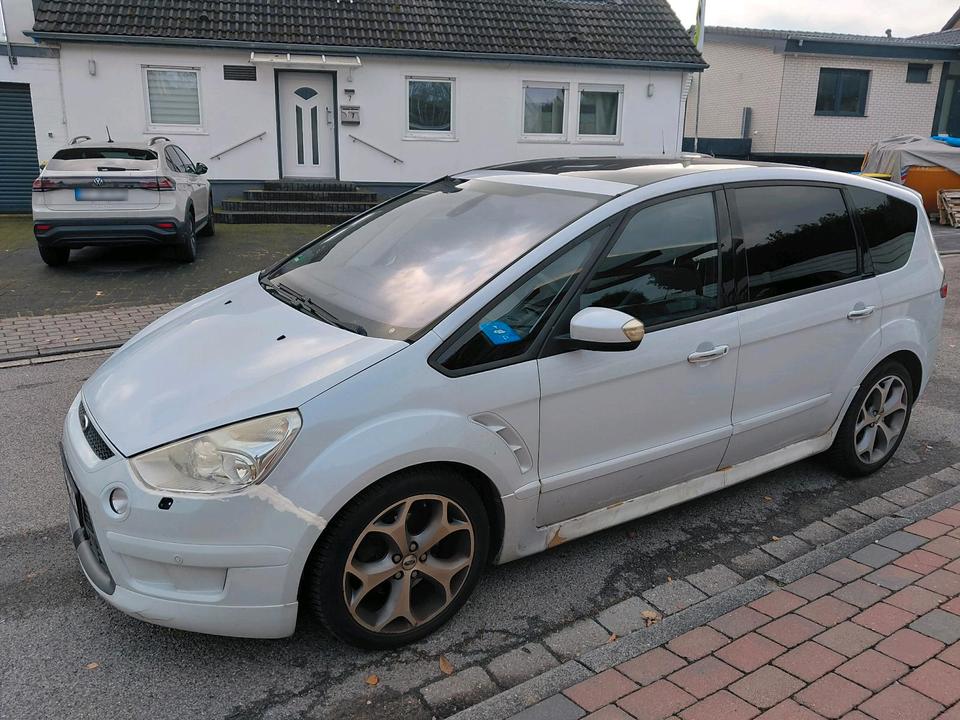 Ford C-Max 2009 — rear view