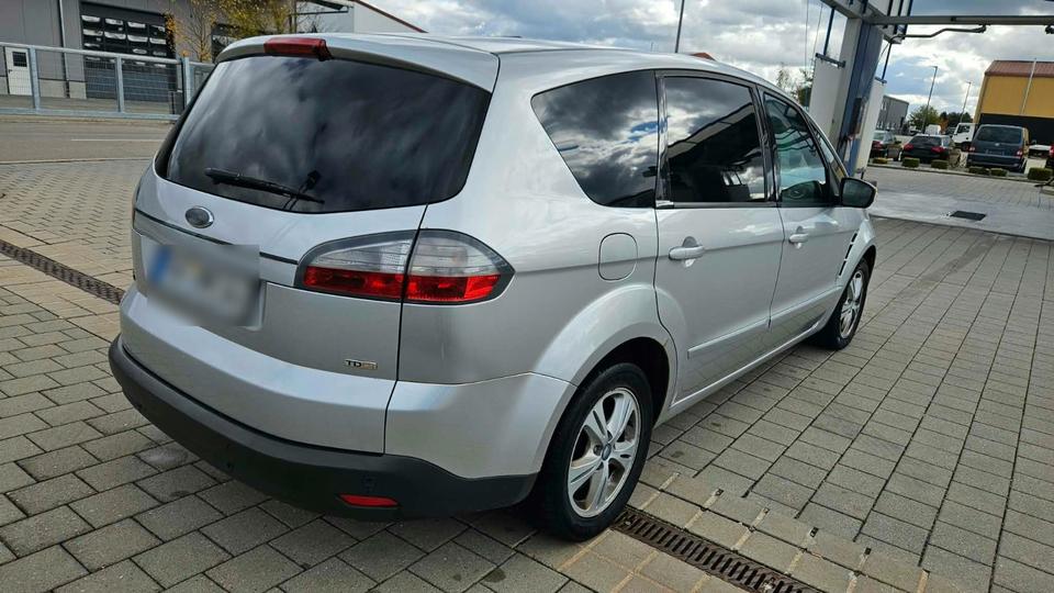 Ford S-Max 2008 — вигляд ззаду