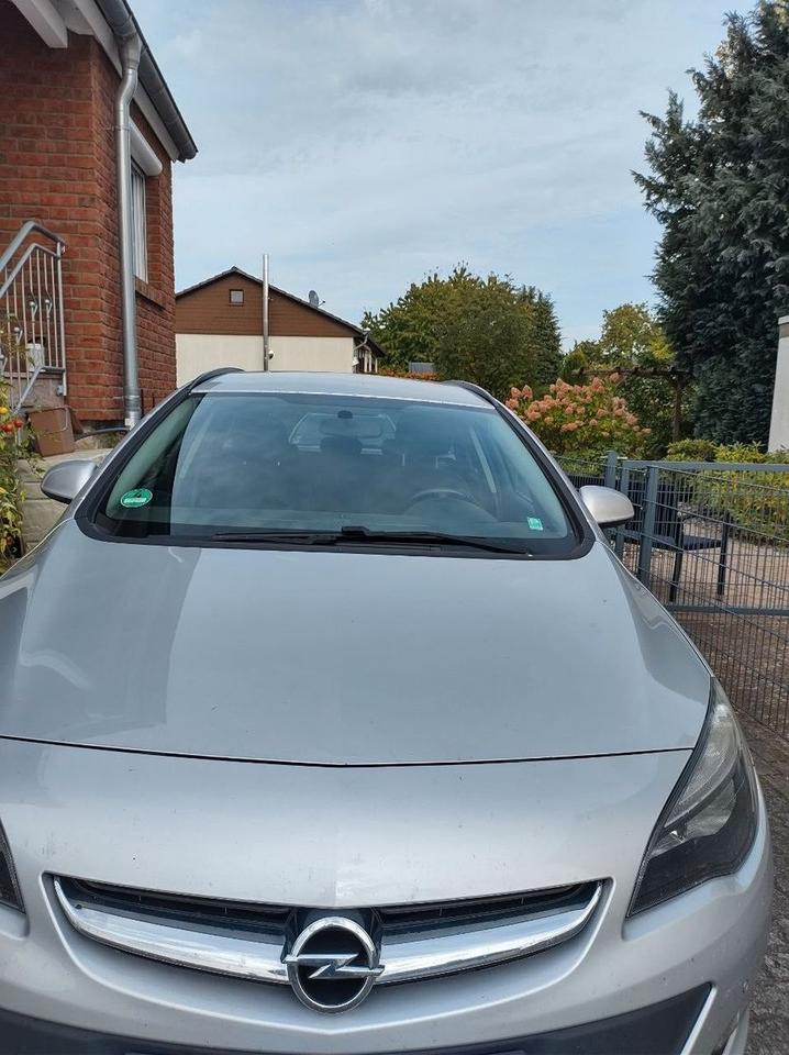 Opel Astra 2014 — rear view