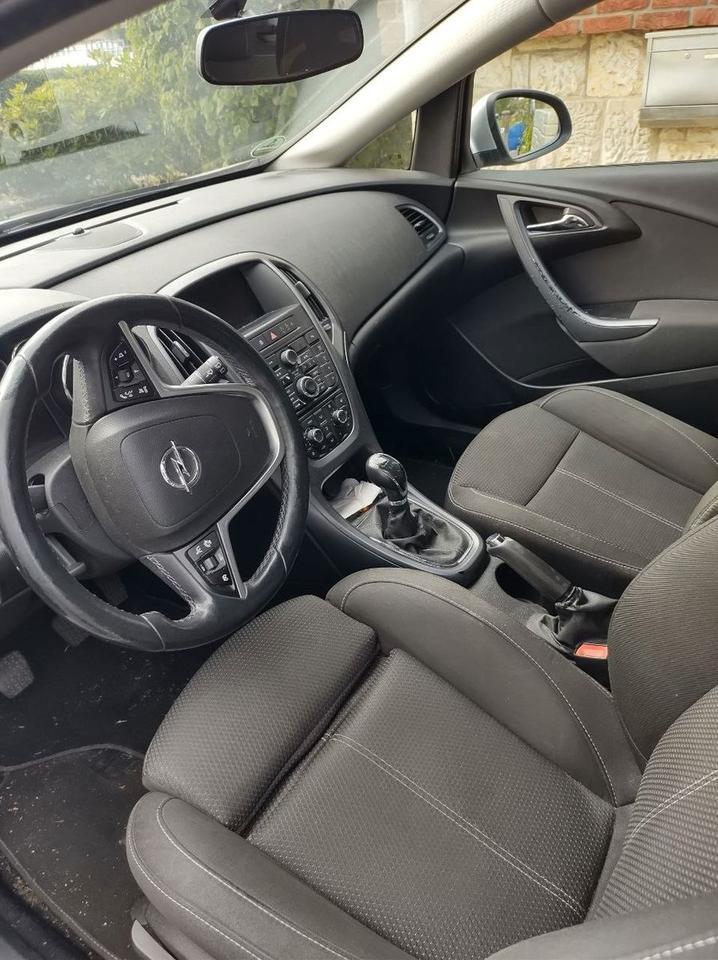 Opel Astra 2014 — engine