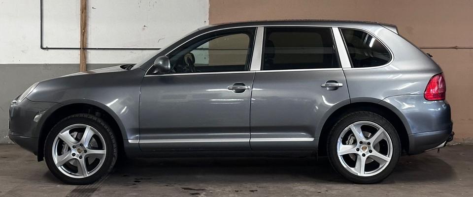 Porsche Cayenne 2005 — rear view