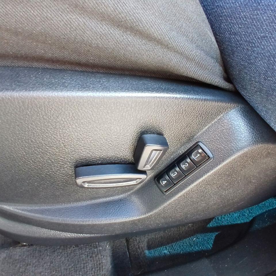 Ford S-Max 2011 — photo 16