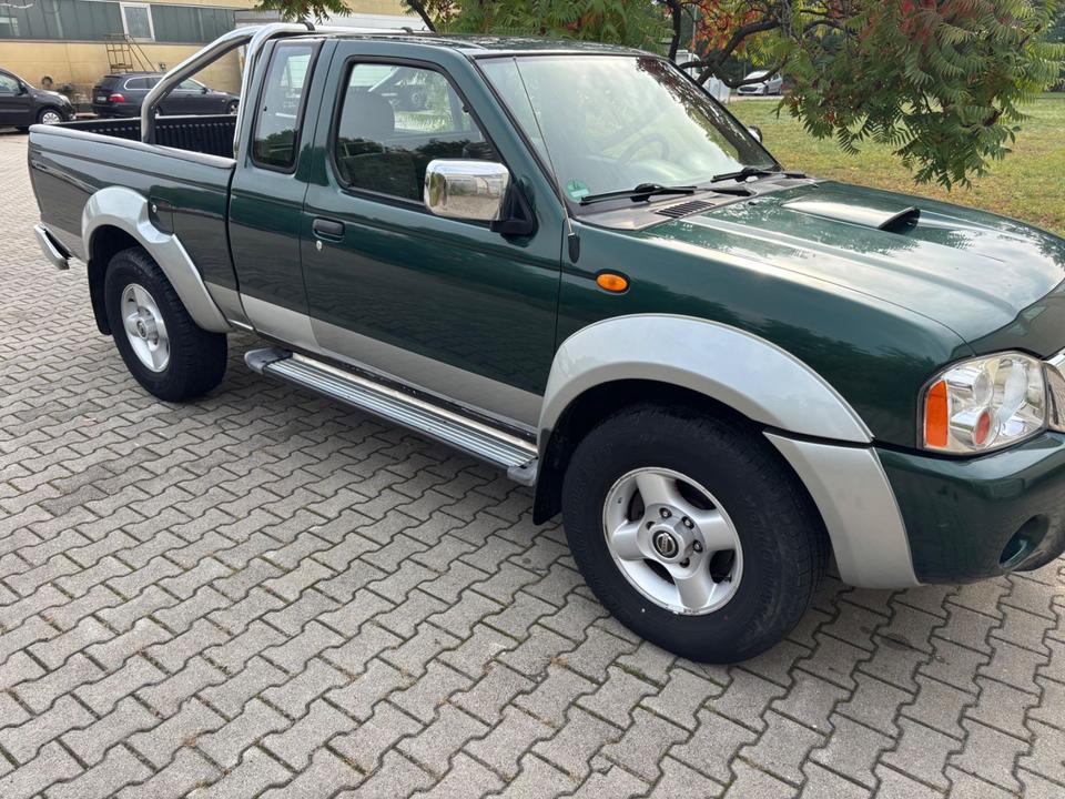 Nissan PickUp 2005 — rear view