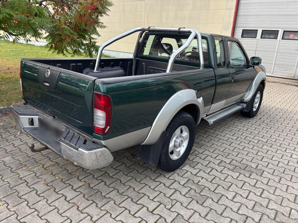 Nissan PickUp 2005 — interior