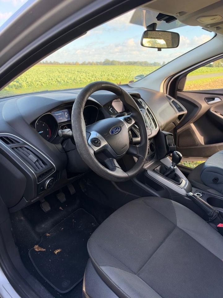 Ford Focus 2011 — photo 10