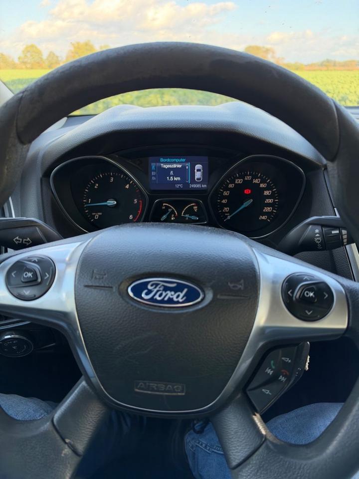 Ford Focus 2011 — photo 8