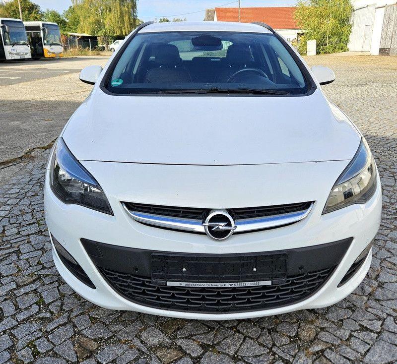 Opel Astra 2015 — вигляд ззаду