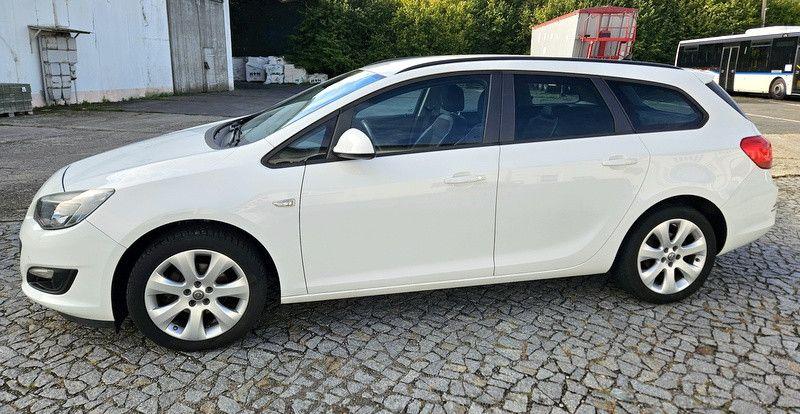 Opel Astra 2015 — салон