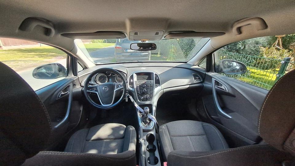 Opel Astra 2013 — photo 10