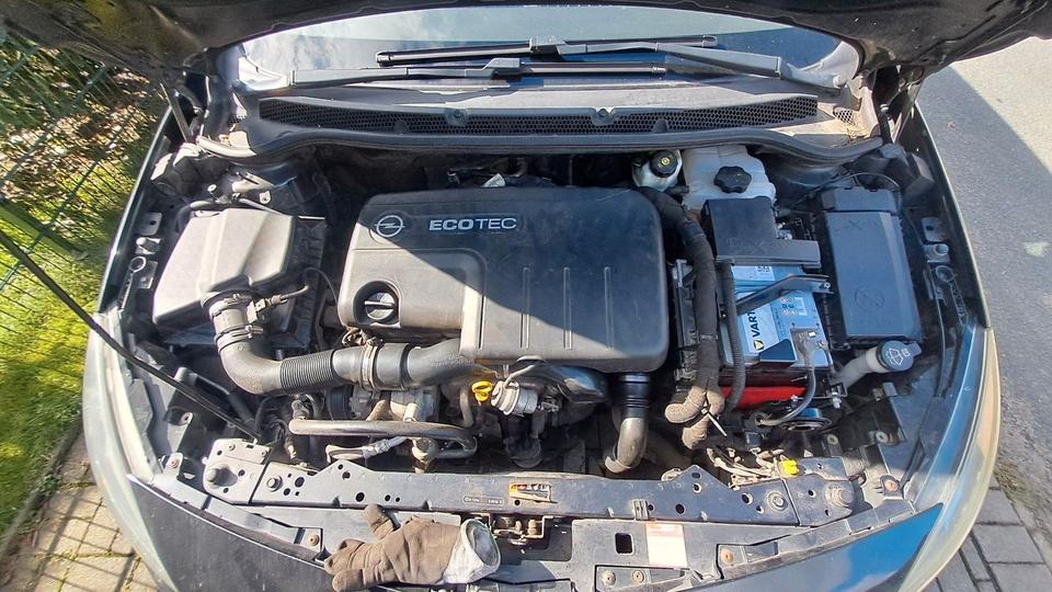 Opel Astra 2013 — photo 12