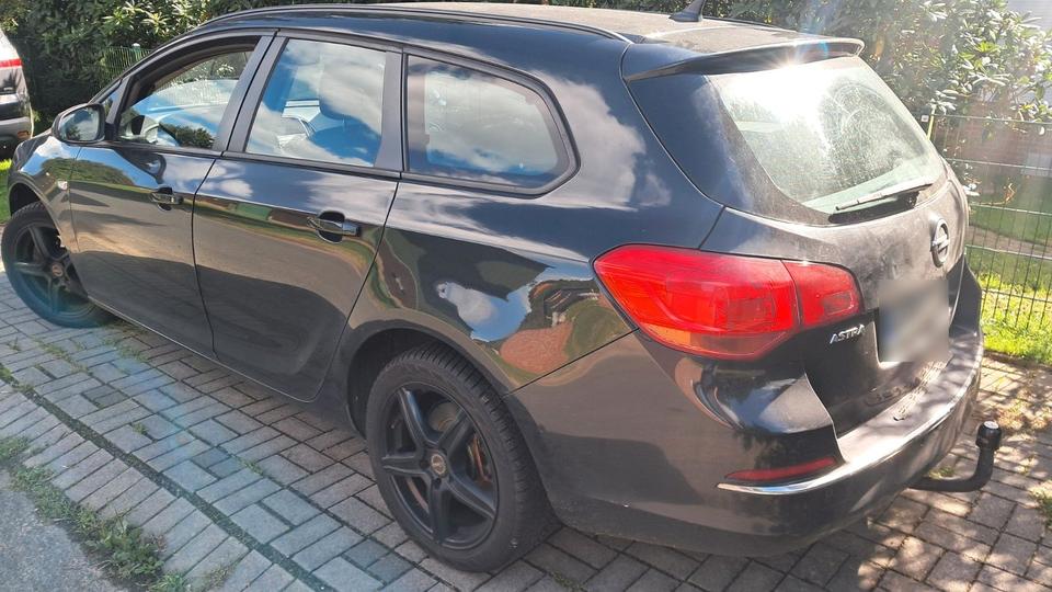 Opel Astra 2013 — interior