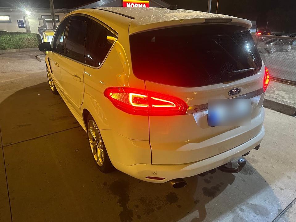 Ford S-Max 2011 — rear view