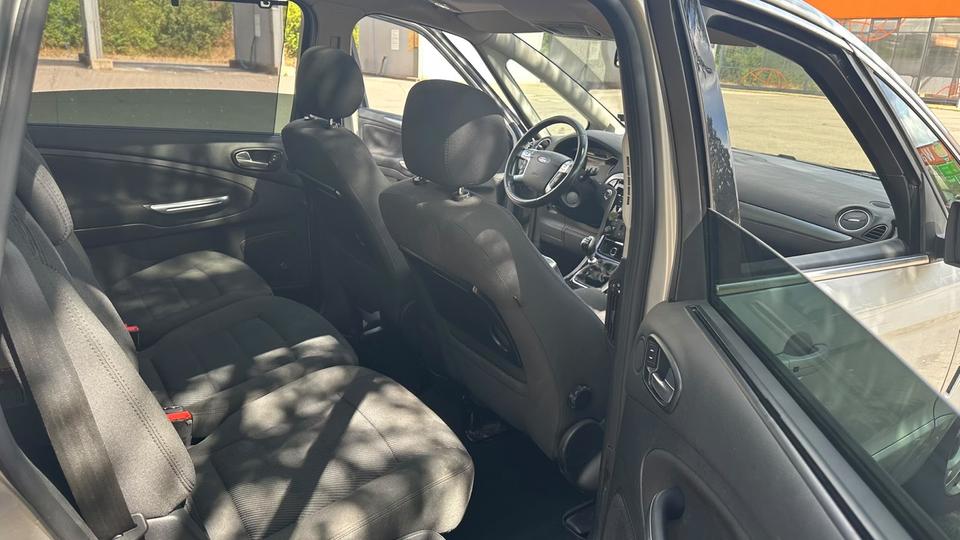 Ford S-Max 2010 — photo 9