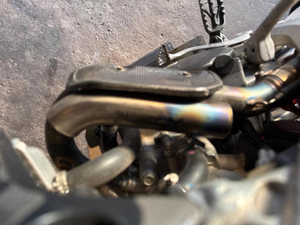 Suzuki RMZ 250, 4Takt, Motocross Motorrad 2015 — rear view