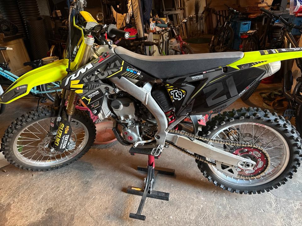 Suzuki RMZ 250, 4Takt, Motocross Motorrad 2015 — engine 450 ccm