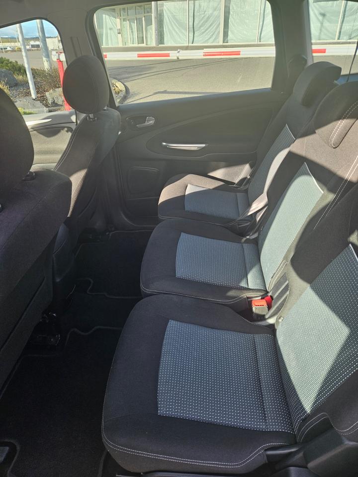 Ford S-Max 2013 — photo 11