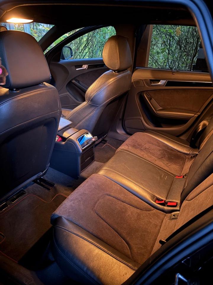Audi A4 2011 — салон
