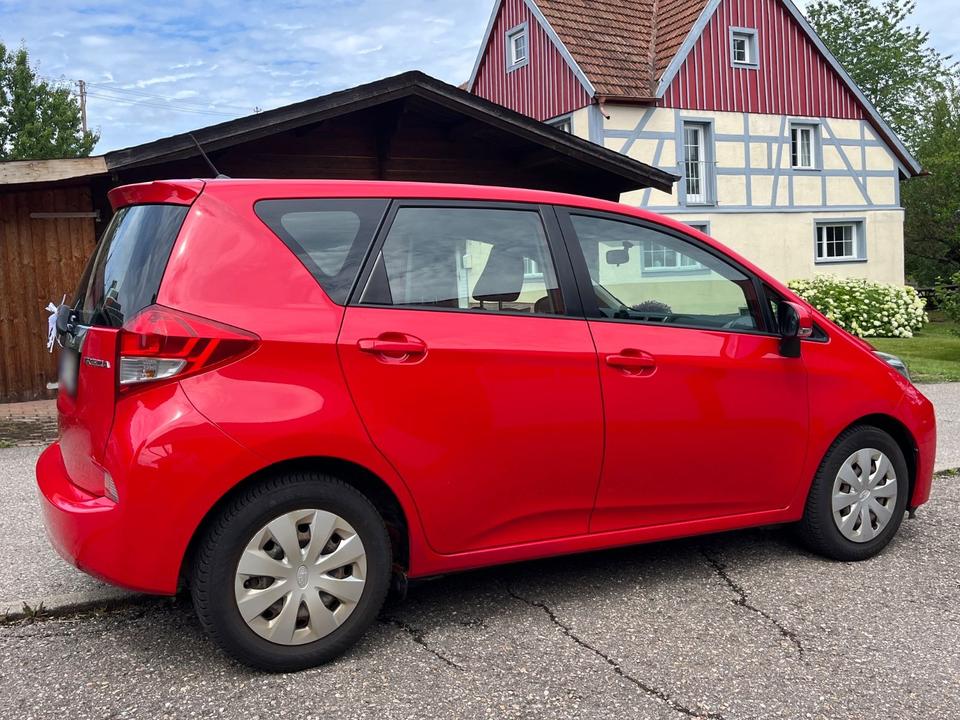 Toyota Verso 2011 — салон