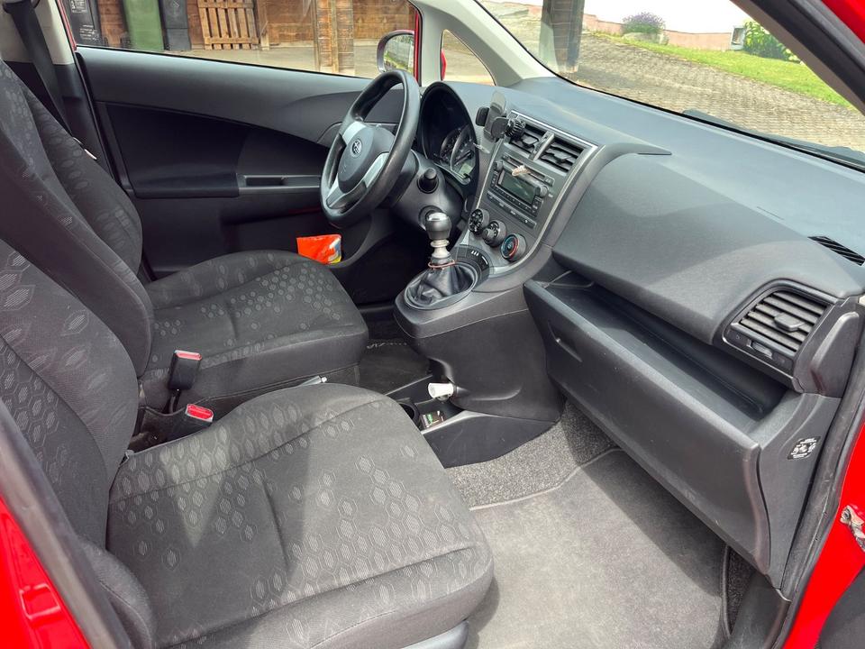 Toyota Verso 2011 — двигун