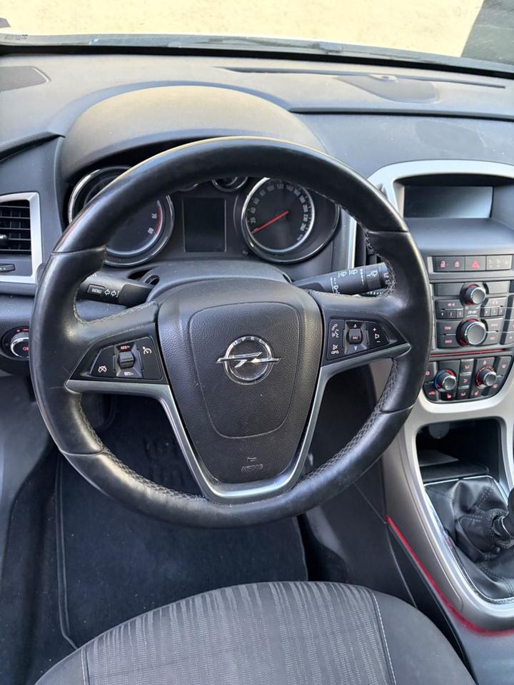 Opel Astra 2011 — photo 10