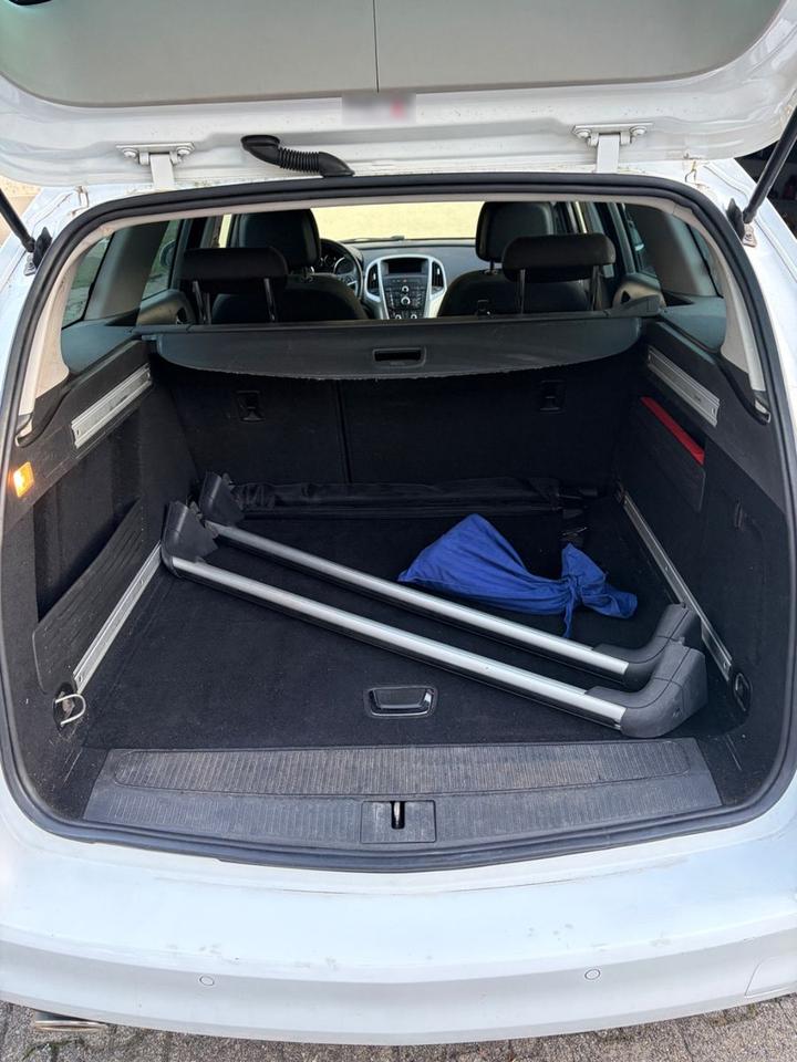 Opel Astra 2011 — photo 11