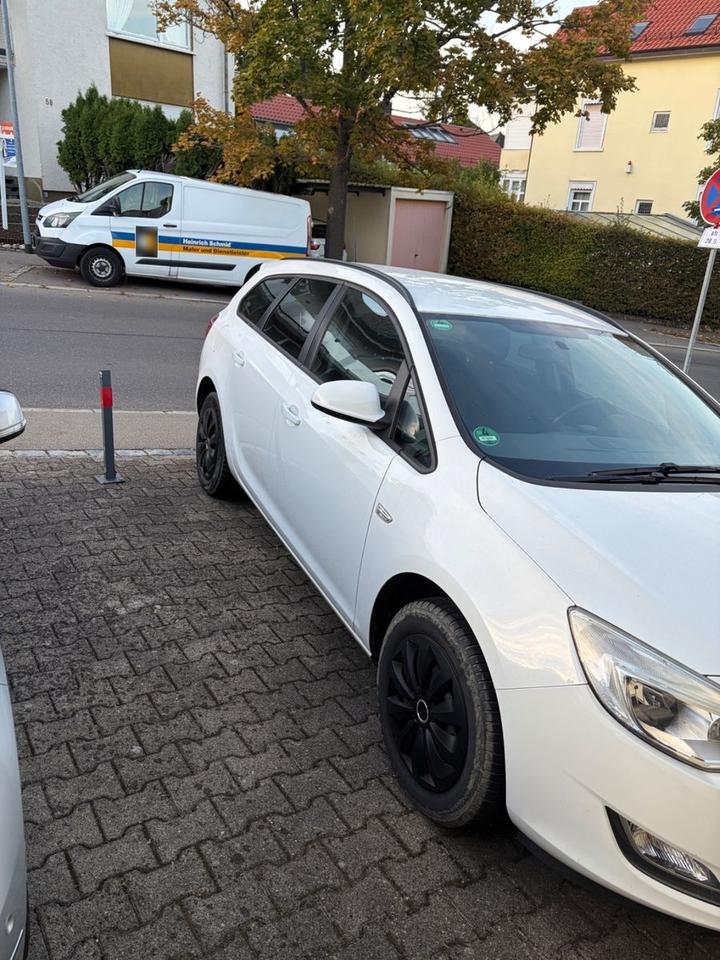 Opel Astra 2011 — rear view