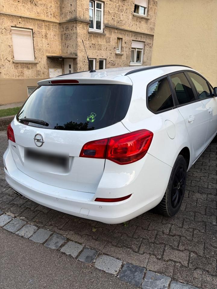 Opel Astra 2011 — photo 5