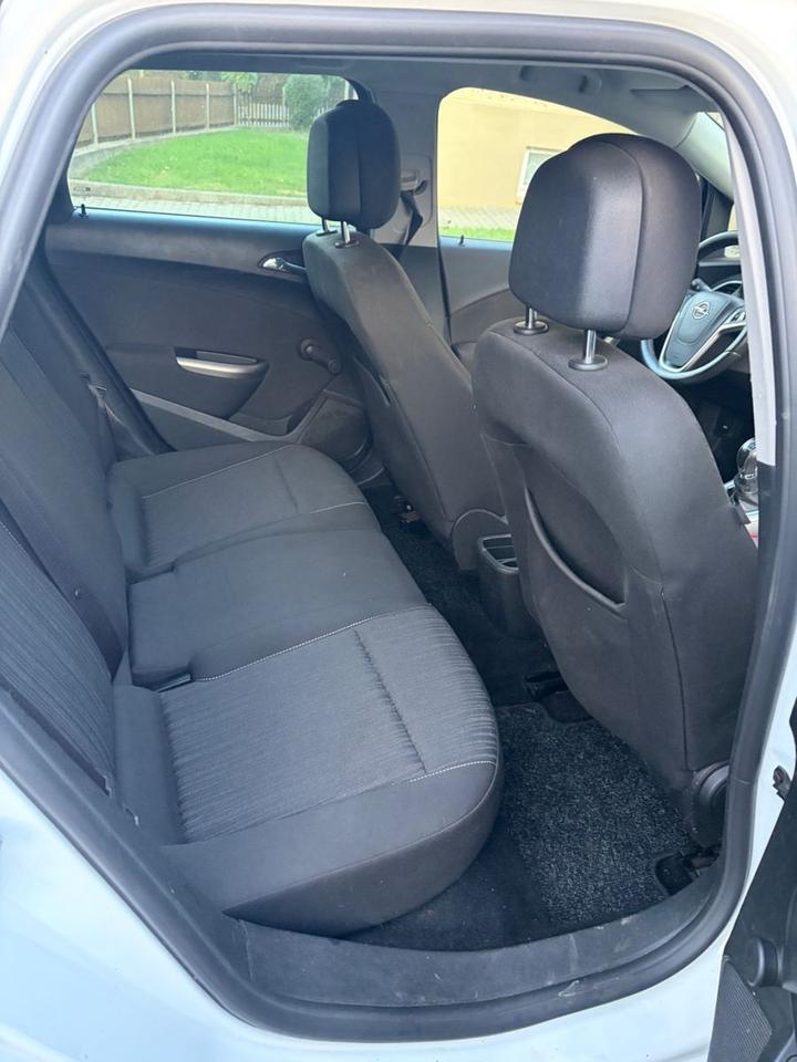 Opel Astra 2011 — photo 7