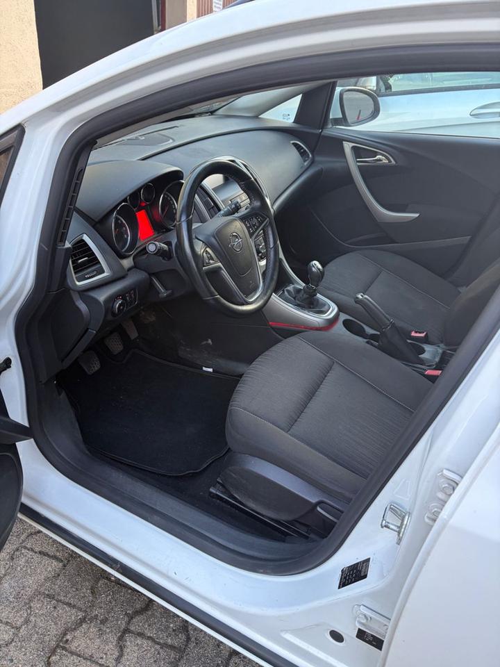 Opel Astra 2011 — photo 8