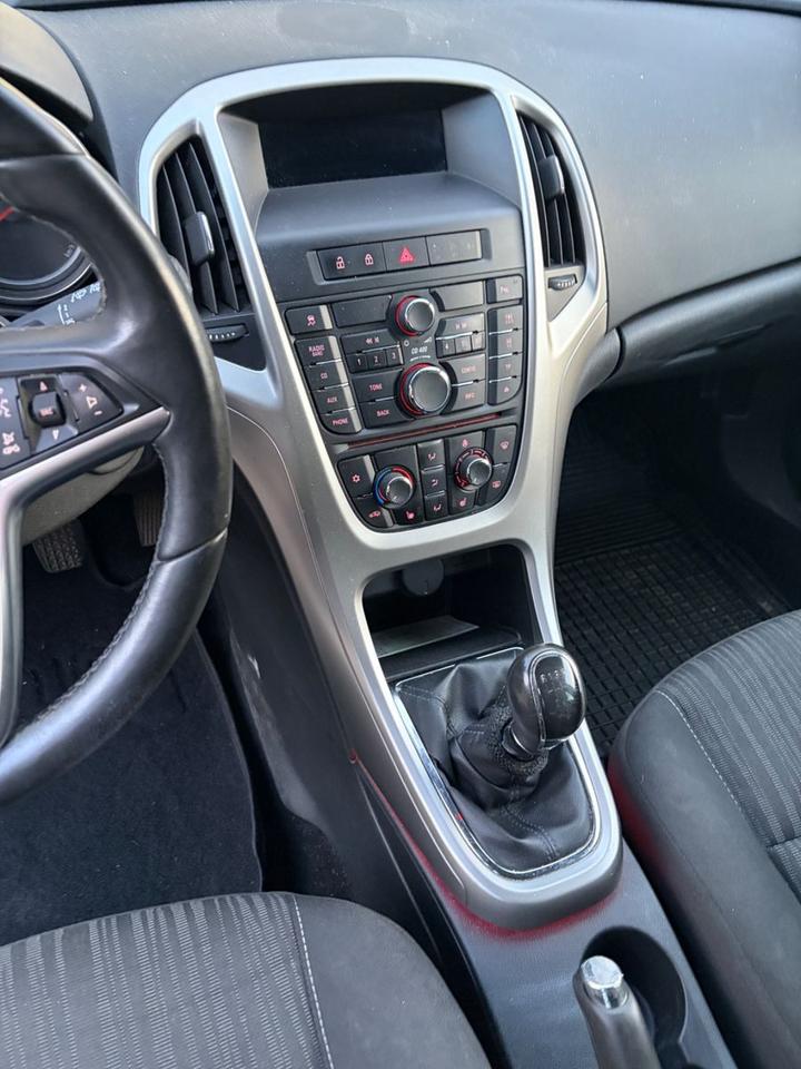 Opel Astra 2011 — photo 9