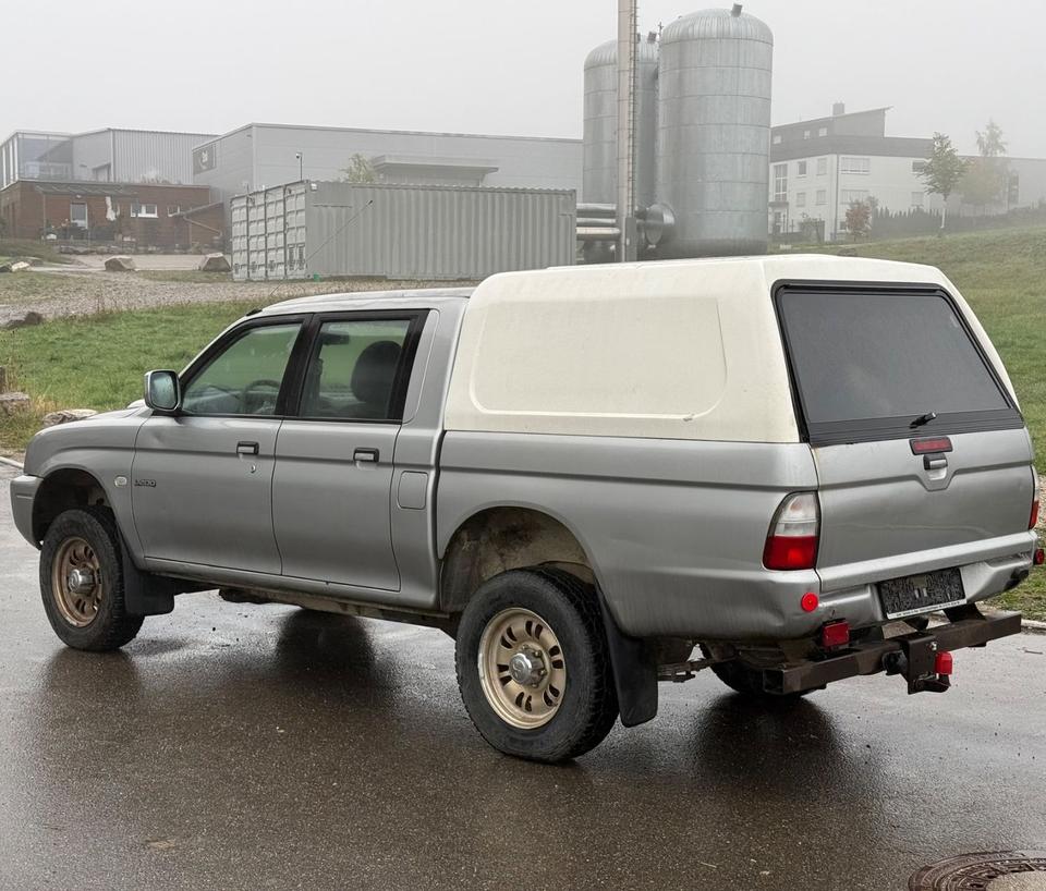 Mitsubishi L200 2004 — rear view