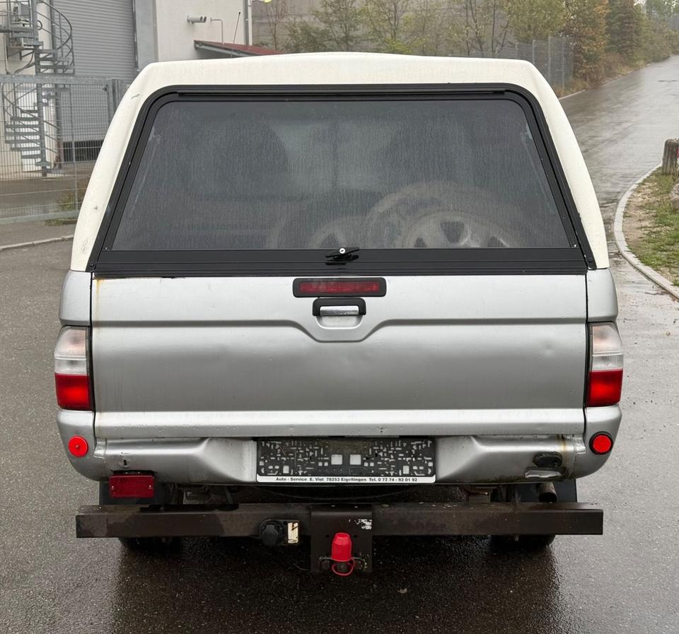 Mitsubishi L200 2004 — interior
