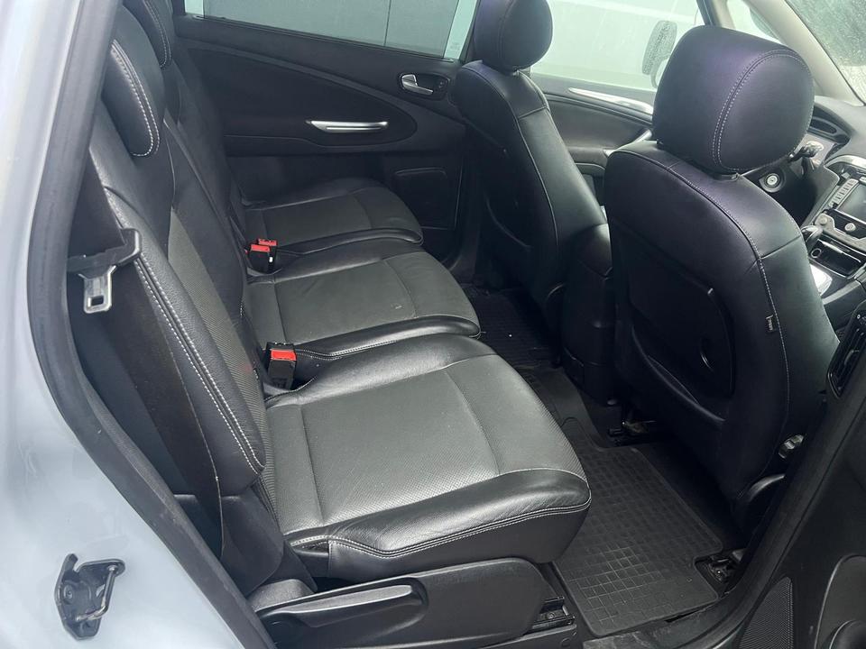 Ford S-Max 2010 — photo 10