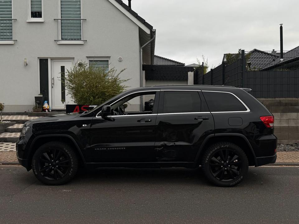 Jeep Grand Cherokee 2012 — вигляд ззаду