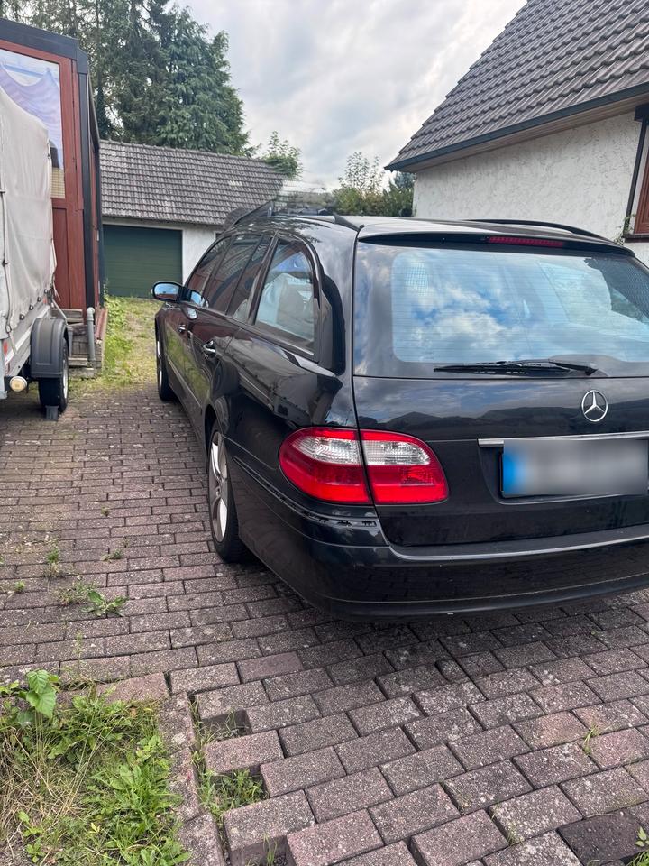 Mercedes Benz E 320 2004 — вигляд ззаду