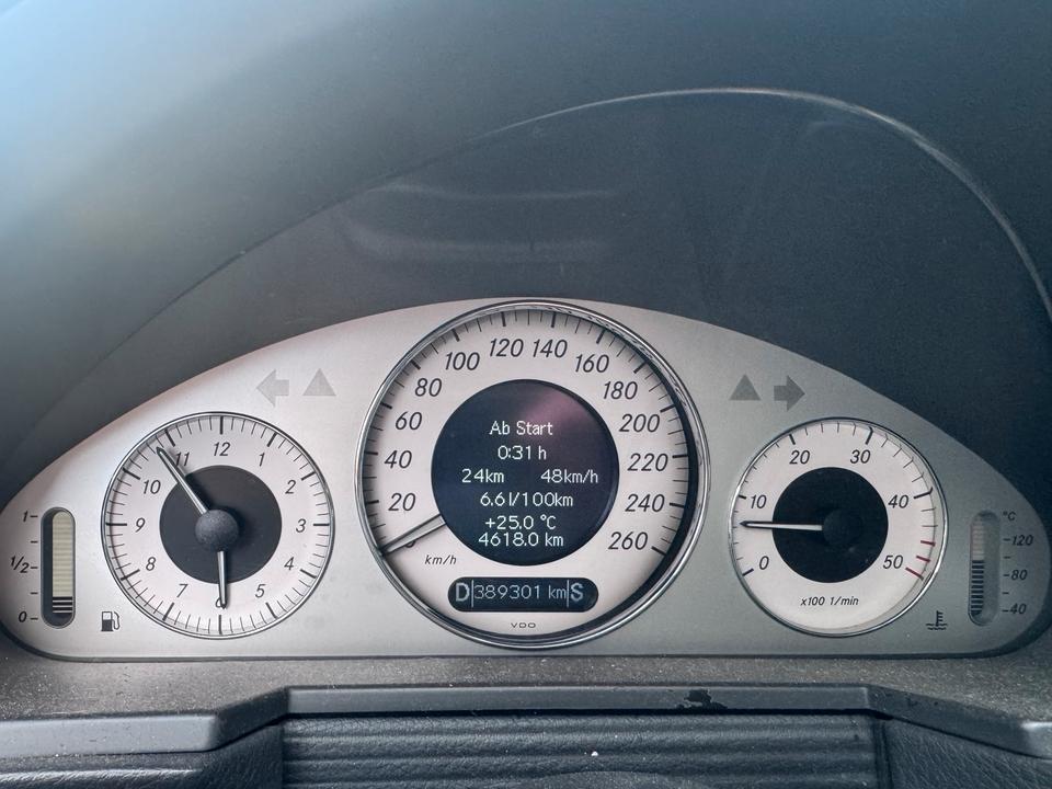 Mercedes Benz E 320 2004 — салон